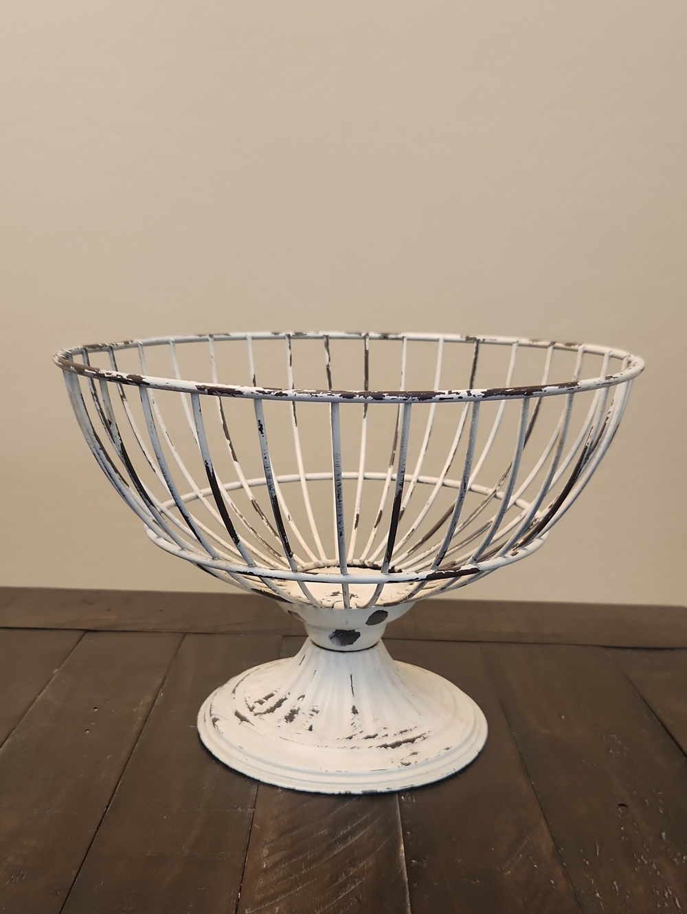 Farmhouse Rustic-Style White Metal Wire Pedestal base Fruit basket